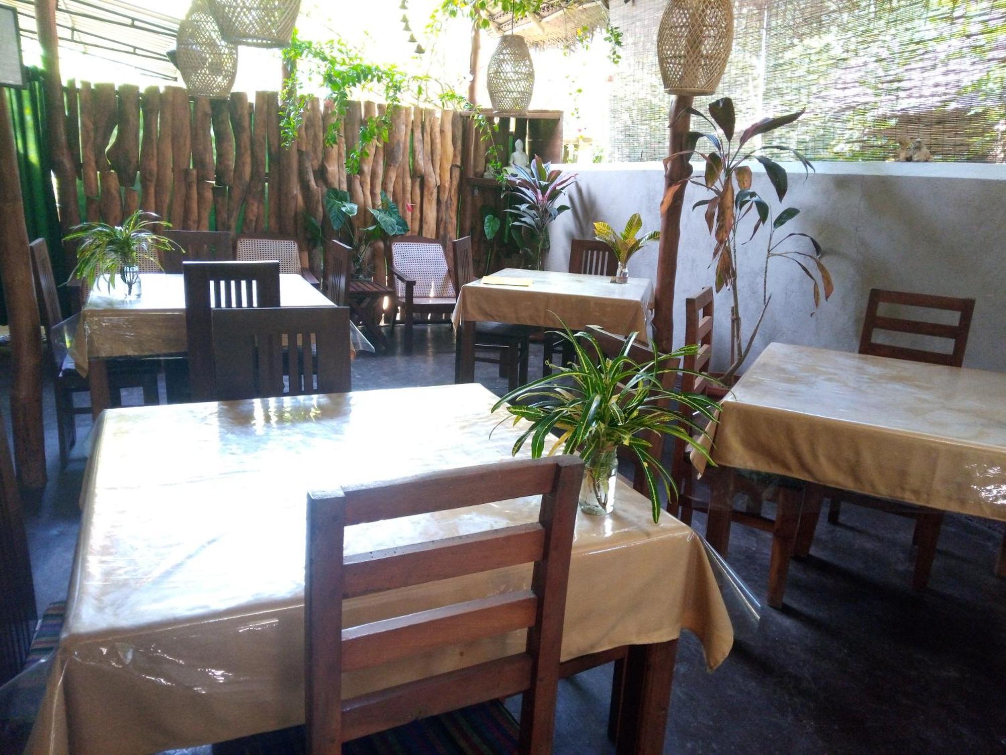 Sansala Guesthouse & Restaurant Тангалла Экстерьер фото