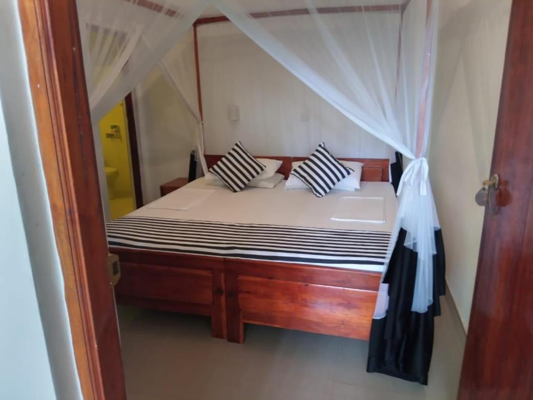 Sansala Guesthouse & Restaurant Тангалла Номер фото