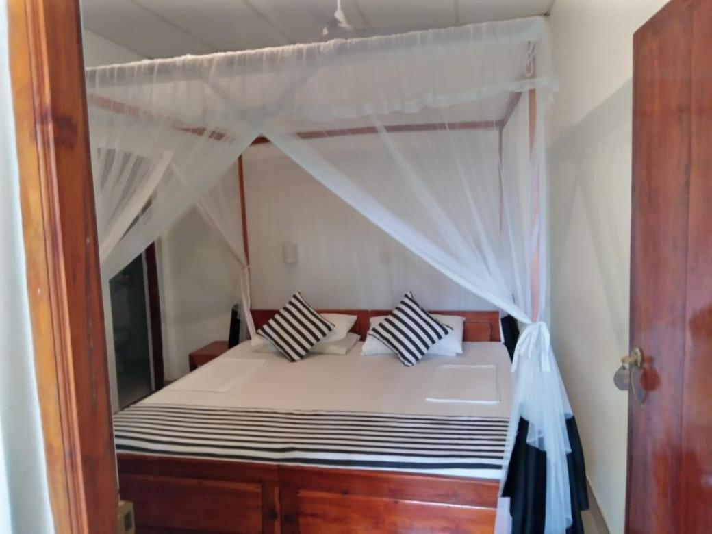 Sansala Guesthouse & Restaurant Тангалла Номер фото